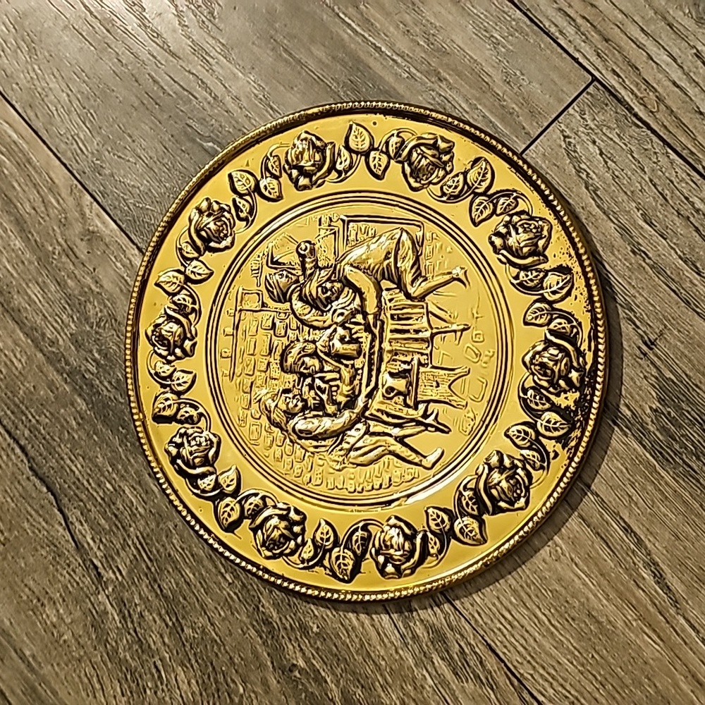 Elpec England round dish wall decor gold molded scene i2